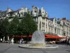 Reims - Springbrunnen des Platzes Drouet-d'Erlon, Strassencafé, Bäume und Gebäude