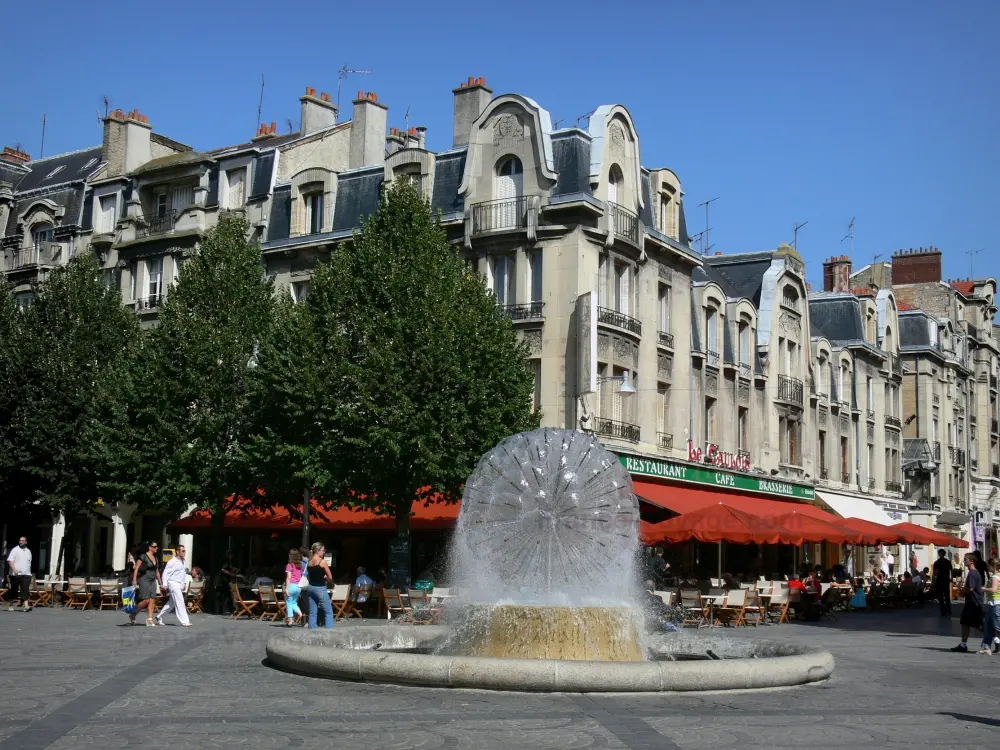 Reims - Fontaine de la place Drouet-d'Erlon, terrasse de café, arbres et bâtiments