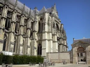 Reims - Kathedrale Notre-Dame im gotischen Stil und Eingang des Palais du Tau (ehemaliger Palast der Erzbischöfe von Reims)