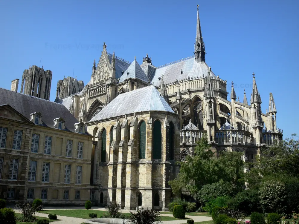 Reims - Cathédrale Notre-Dame de style gothique et palais du Tau (ancien palais des archevêques de Reims) avec sa chapelle palatine