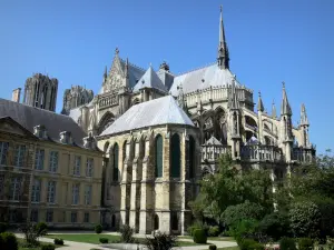 Reims - Kathedrale Notre-Dame im gotischen Stil und Palais du Tau (ehemaliger Palast der Erzbischöfe von Reims)