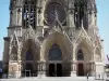 Reims - Kathedrale Notre-Dame im gotischen Stil: Kirchenportal der Westfassade