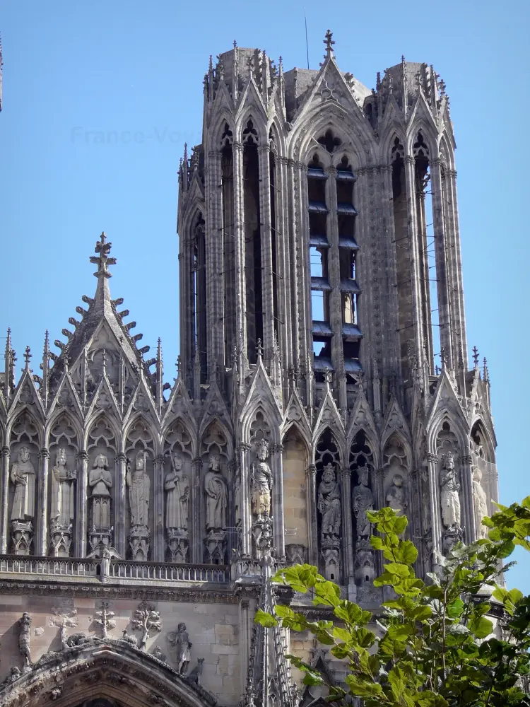 Reims - Cathédrale Notre-Dame de style gothique : tour de l'édifice