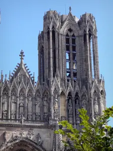 Reims - Kathedrale Notre-Dame im gotischen Stil: Turm des Bauwerkes