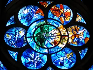 Reims - Intérieur de la cathédrale Notre-Dame : vitraux de Chagall