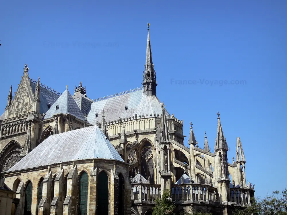 Reims - Chevet de la cathédrale Notre-Dame de style gothique et chapelle palatine