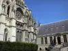Reims - Façade de la cathédrale Notre-Dame de style gothique et palais du Tau (ancien palais des archevêques de Reims)