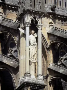 Reims - Cathédrale Notre-Dame de style gothique : statue d'ange aux ailes déployées