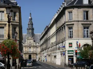 Reims - Rue bordée d'immeubles menant à l'hôtel de ville (mairie)