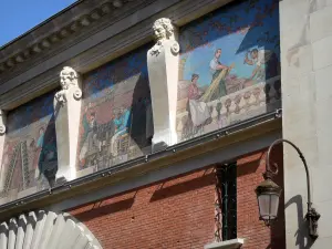 Reims - Mosaik einer Fassade der Strasse Mars schildernd die Herstellung des Champagners