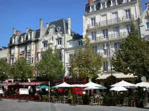 Reims - Gebäude, Bäume und Strassencafés des Platzes Drouet-d'Erlon