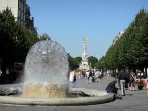 Reims - Platz Drouet-d'Erlon: Springbrunnen, Bäume und Brunnen Subé im Hintergrund