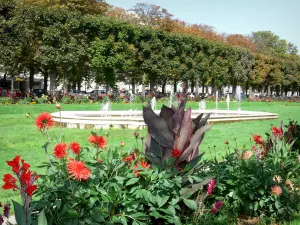 Reims - Hautes Promenades: Blumen, Rasen, Becken mit Fontänen und eine Reihe Bäume