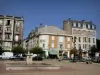 Reims - Place agrémentée d'une fontaine, lampadaire orné de fleurs et immeubles de la ville