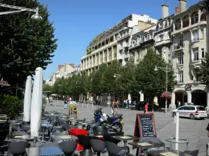 Reims - Terrasse de café, arbres et immeubles de la place Drouet-d'Erlon