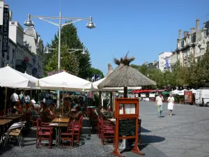 Reims - Strassencafé, Strassenlaternen, Bäume und Gebäude des Platzes Drouet-d'Erlon