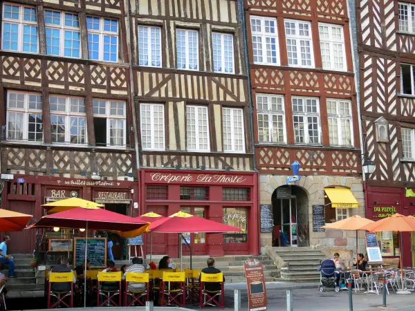 Rennes - Altes Rennes: Alte Fachwerkhäuser des Platzes Champ-Jacquet und
Restaurants mit Terrassen