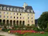 Rennes - Altstadt: Palast Saint-Georges und sein blühender Garten