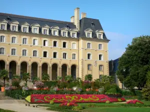 Rennes - Vieille ville : palais Saint-Georges et son jardin fleuri
