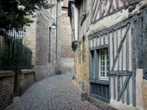 Rennes - Vieille ville : ruelle pavée bordée de maisons à pans de bois