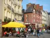 Rennes - Altstadt: Häuser, davon eines mit Fachwerk, und Strassencafés