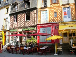 Rennes - Vieille ville : terrasses de restaurants et maisons à colombages de la place Sainte-Anne