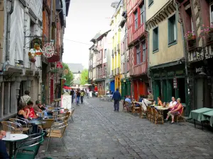 Rennes - Vieille ville : maisons et terrasses de cafés de la rue Saint-Michel