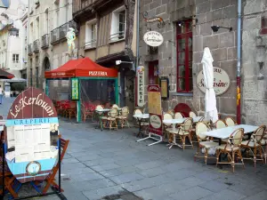 Rennes - Oude stad: huizen en terrassen van de restaurants van de Rue Saint-Georges