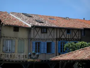 Revel - Bastide médiévale : façades de maisons de la place centrale, en Pays de Cocagne