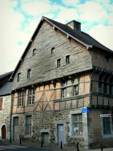 Revin - Spanisches Haus bergend das Museum des Vieux Revin, an der Strassenecke Victor Hugo und Ufer  Edgar Quinet; Wald dominierend die Gesamtheit