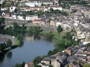 Revin - Blick auf die Dächer der Stadt und den Fluss Maas