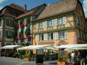 Ribeauvillé - Lugar con cafés al aire libre y casas con fachadas de colores