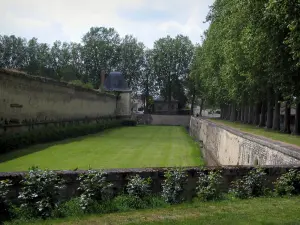 Richelieu - Bäume, Wassergraben und Stadtmauern der Stadt