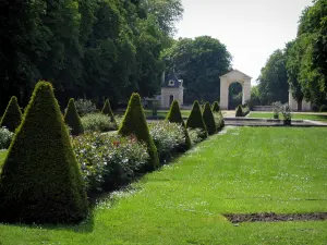 Richelieu - Park: Bäume, Rasen und gestutzte Sträucher