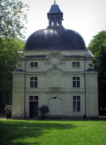 Richelieu - Park: paviljoen, gazon en bomen