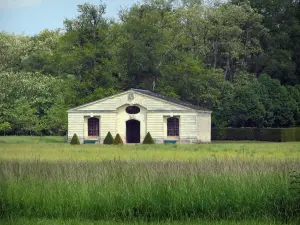 Richelieu - Park: Pavillon, hohe Gräser und Bäume