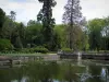 Richelieu - Parc : rivière avec des nénuphars, roseraie et arbres