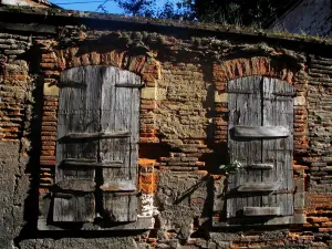 Rieux-Volvestre - Fachada de una casa de ladrillo viejo