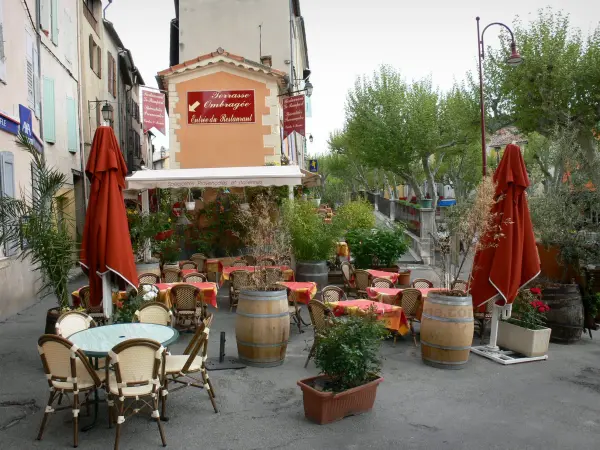 Riez - Terrasse de restaurant, arbres et maisons de la vieille ville