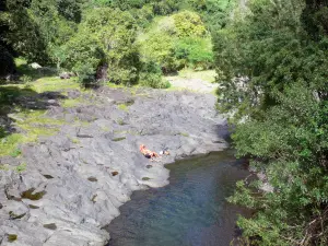 Río Langevin - Relajarse en el río Langevin, en una zona verde