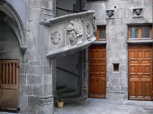 Riom - Courtyard of the Guymoneau mansion, staircase adorned with sculptures depicting the Annunciation