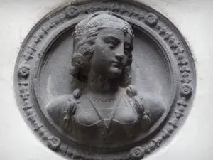 Riom - Carved medallion of the Guymoneau mansion
