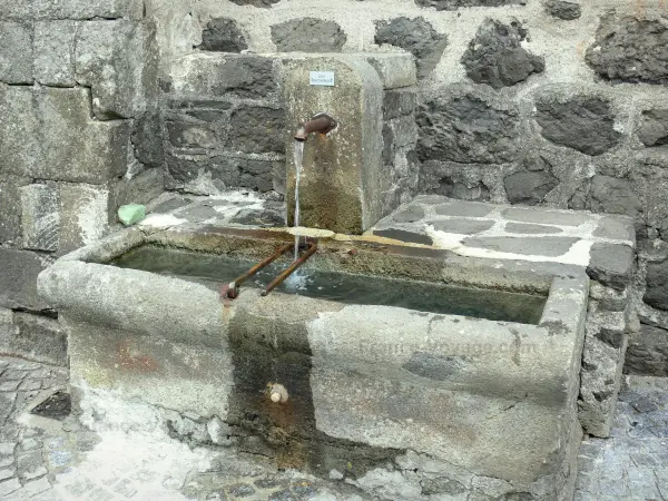 Riom-ès-Montagnes - Fontaine de l'église