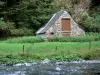 Rioumajou valley - Stone hut, grassland and river
