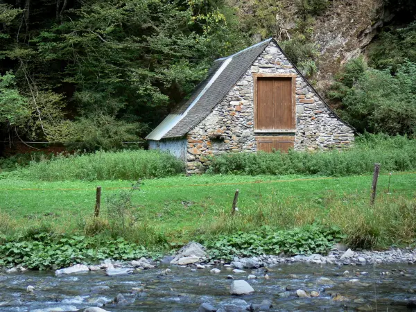 Rioumajou valley - Stone hut, grassland and river