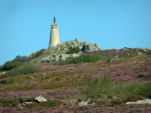 Roc de Montalet - Estatua de la Virgen, las rocas y la vegetación (Parque Natural Regional del Alto Languedoc)