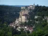 Rocamadour - Blick auf die Heiligtümer, die Häuser des Dorfes, den Fels und das Schloß, das die Gesamtheit beherrscht, Bäume und Wald, im Regionalen Naturpark der Causses du Quercy