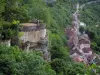 Rocamadour - Gazebo, alberi e case nel villaggio, nel Parco Naturale Regionale di Causses di Quercy