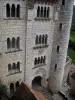 Rocamadour - Ehemaliger bischöflicher Palast, der das Museum Heiliger Kunst birgt und Eingang der zu dem Kirchvorplatz der Heiligtümer führt