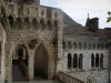 Rocamadour - Ehemaliger bischöflicher Palast, der das Museum Art Sacré (sakrale Kunst) birgt, und Allee die zu den Heiligtümern führt